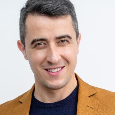 Boala invizibilă care ne distruge coloana vertebrală la birou. Semnalul de alarmă tras de fizioterapeutul Alexandru Ilie