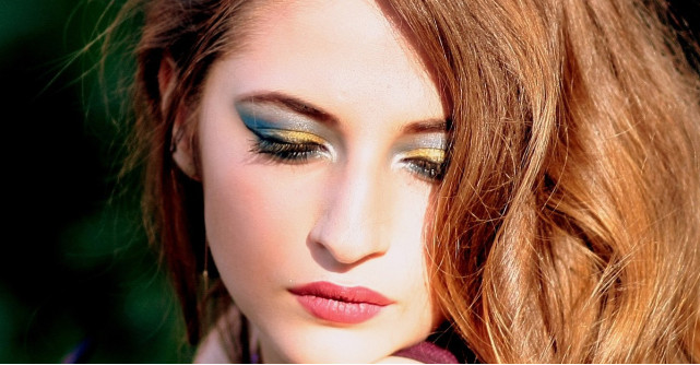 Cum se poarta machiajul colorat in acest sezon - tips & tricks pentru un look sexy