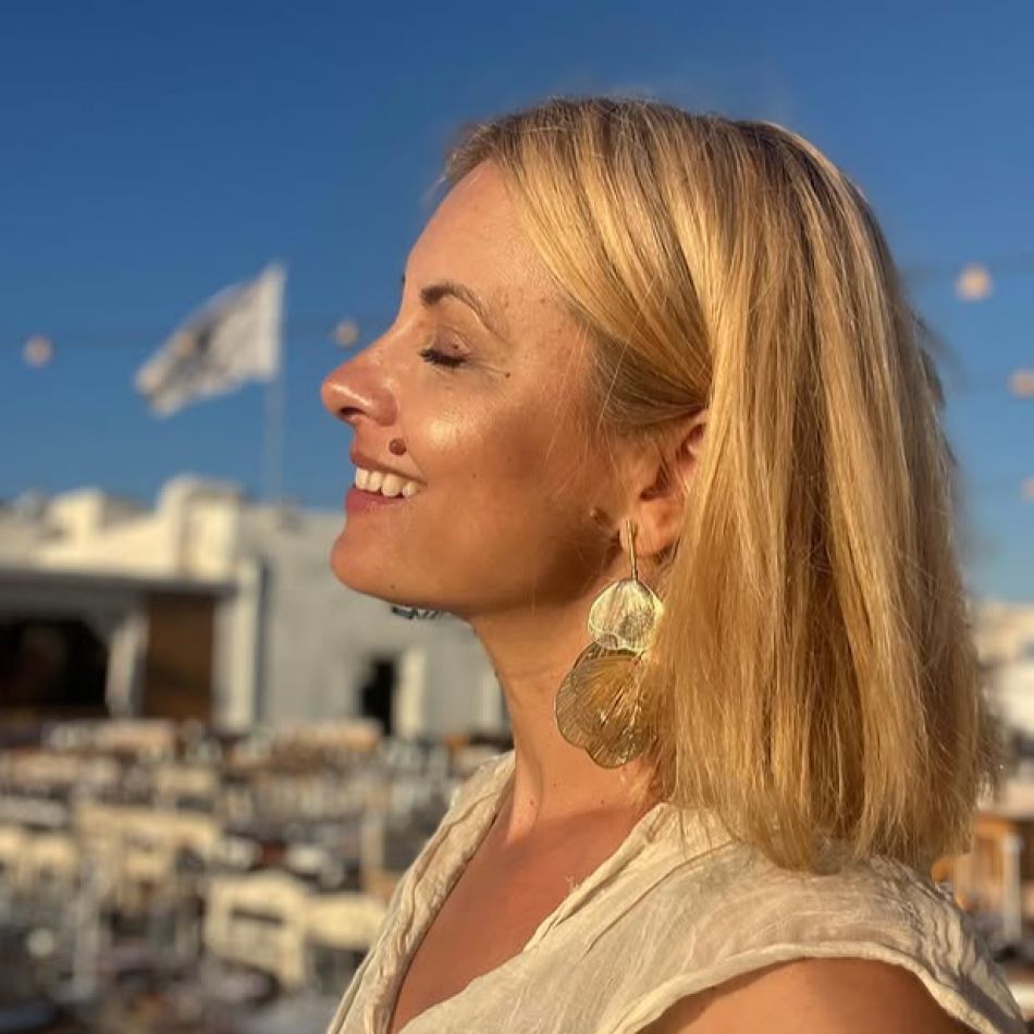 Simona Gherghe, vacanță de poveste în Grecia. Prezentatoarea și-a descoperit vecinii de insulă: Justin și Hailey Bieber
