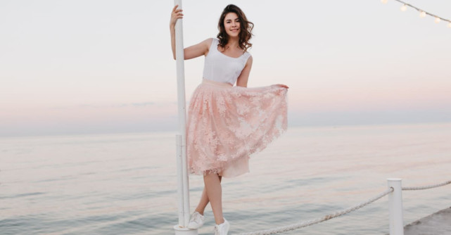 Fustele cu talie înaltă: 6 avantaje pentru un look impecabil 