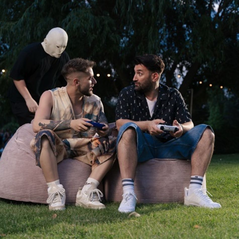 Smiley și Theo Zeciu lansează VTM, piesa-trofeu de 1,5 milioane de abonați