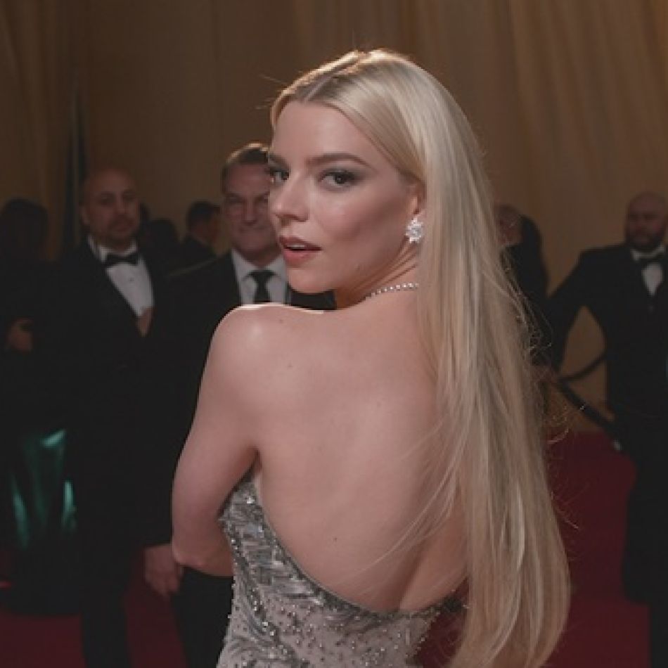 Emisiunea Live From E!: The Oscars este difuzată la E! luni, 11 martie, de la 22:00