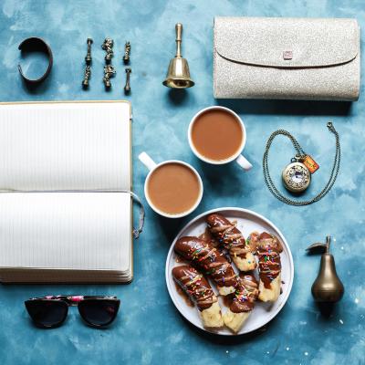 Cum te îmbraci când ieși în oraș cu cea mai bună prietenă: la masă, în club sau la film