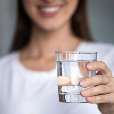 Importanța hidratării: beneficiile apei în organism și cum optimizezi consumul