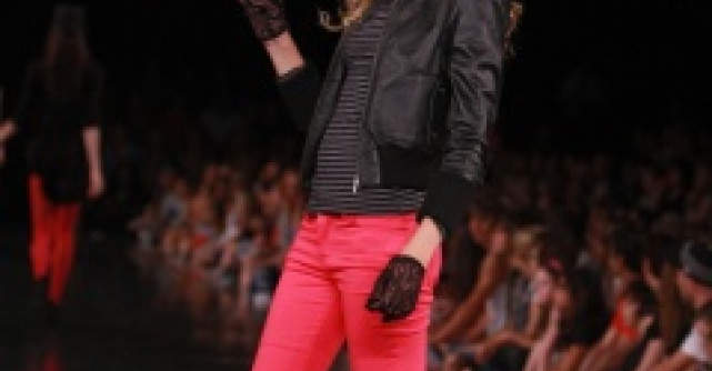 Poarta cu stil pantalonii din piele cu tinte