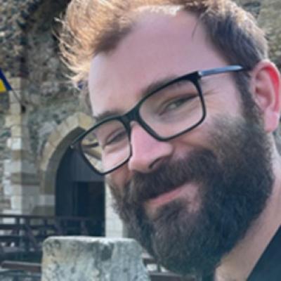 Atenție, Cad Mere! a lansat o serie educațională de 36 de episoade pentru pregătirea Bacalaureatului la Istorie