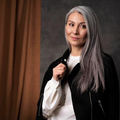 Tendințe în colorarea părului: de ce vopseaua gri este în continuare în vogă