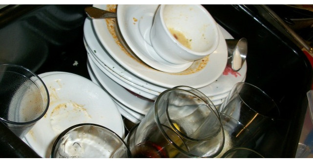 Sotia mea a divortat de mine pentru ca am lasat farfuriile murdare in chiuveta