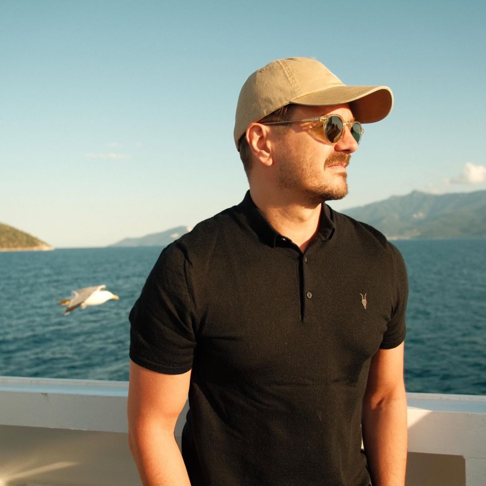 Mihai Petre, vacanță cu peripeții. Coregraful a fost preluat de poliție după ce și-a pierdut portofelul în aeroport