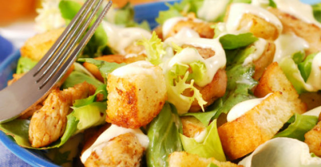 Sos pentru salata din 4 ingrediente minune