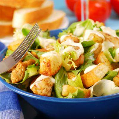 Sos pentru salata din 4 ingrediente minune