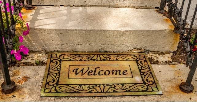 Presuri si covorase de intrare cu mesaje simpatice: un bun venit cu zâmbete
