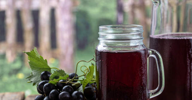 De ce e bine să bei must toamna? Antioxidantul din el poate prelungi viața + Câte calorii are mustul