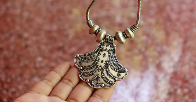 Cum porți corect bijuteriile din argint vara?