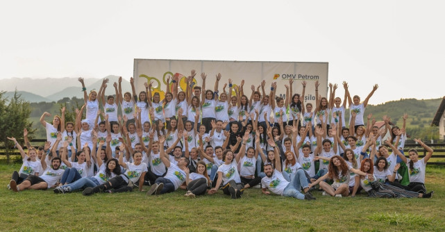  Cină în familie, pregătită și servită exemplar de 59 de elevi din  Tabăra Meseriașilor din Țara lui Andrei