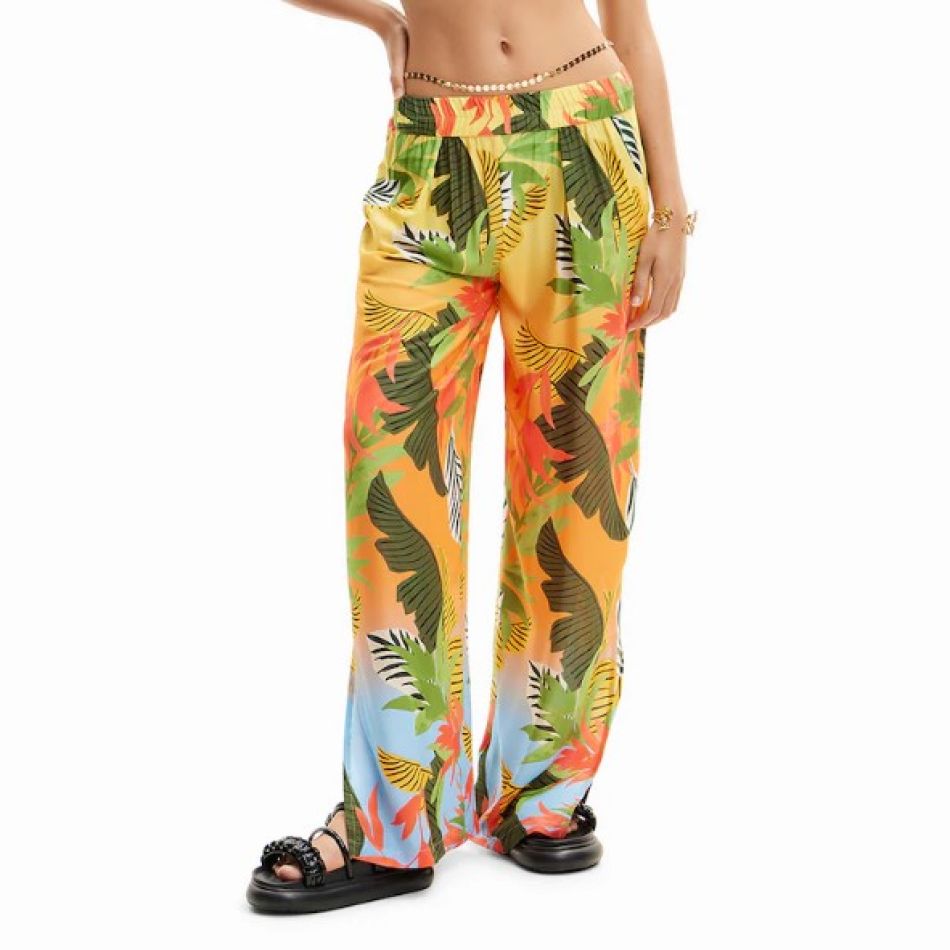 Haine de plajă: Mini-ghid complet cu recomandări de chimono, kaftan, pantaloni și rochii de plajă pentru sezonul estival