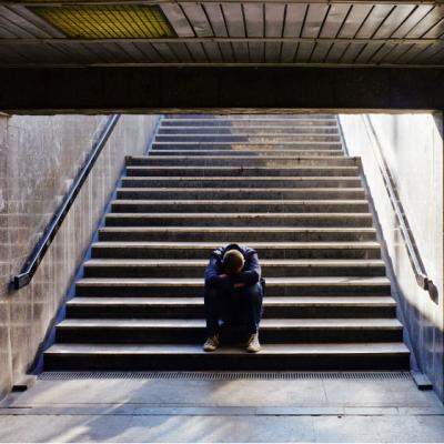 A vazut un coleg de clasa lovit de alti baieti. Ce a facut acest tanar? INCREDIBIL