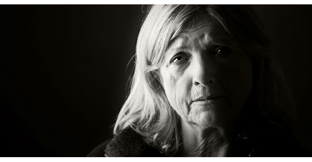 Un barbat vede o femeie batrana pe marginea drumului