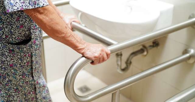 Dispozitivele ajutătoare pentru baie și rolul lor în prevenirea accidentelor domestice