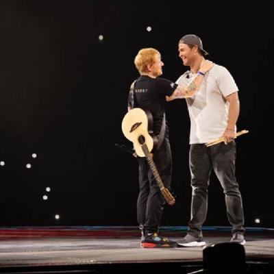Video: Chris Hemsworth a cântat la tobe pentru prima dată la concertul lui Ed Sheeran din București