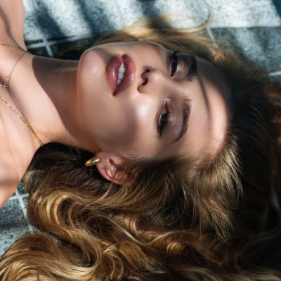 Nicio fată nu e ca mine. O fi ea drăguță, dar nu mă poate înlocui în inima ta, iubitule, chiar dacă m-ai părăsit