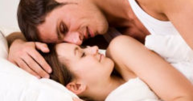 10 lucruri pe care trebuie sa i le oferi in pat