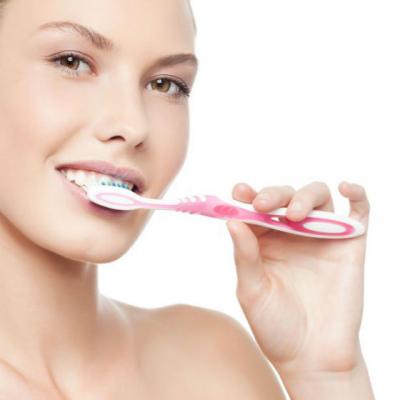 Tratamente naturiste pentru albirea dintilor si sanatate orala