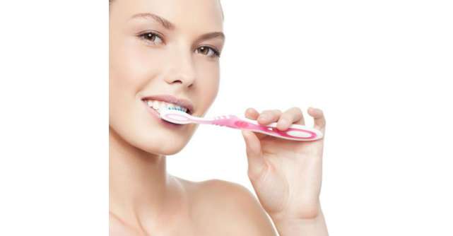 Tratamente naturiste pentru albirea dintilor si sanatate orala