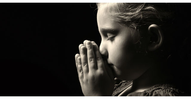 Fetita lui de trei ani spune asta in timpul rugaciunii de seara. Apoi tatal este nevoit sa ceara divortul