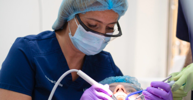 Ai auzit și tu? La Life Dental Spa, gingiile inflamate se tratează cu laserul dentar, tehnologia modernă a momentului!