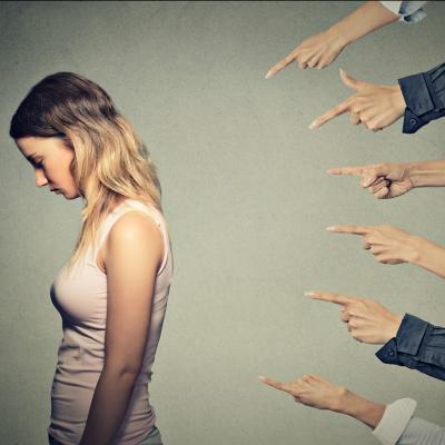 Explicatiile psihologului: Aratatul cu degetul - o epidemie psihologica
