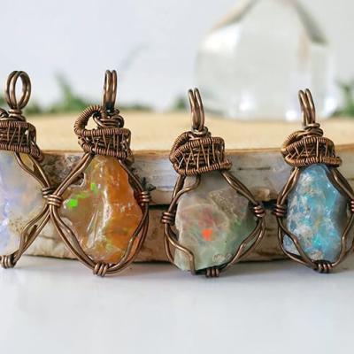 Cum să asortezi bijuteriile din cristale cu ținutele tale vestimentare