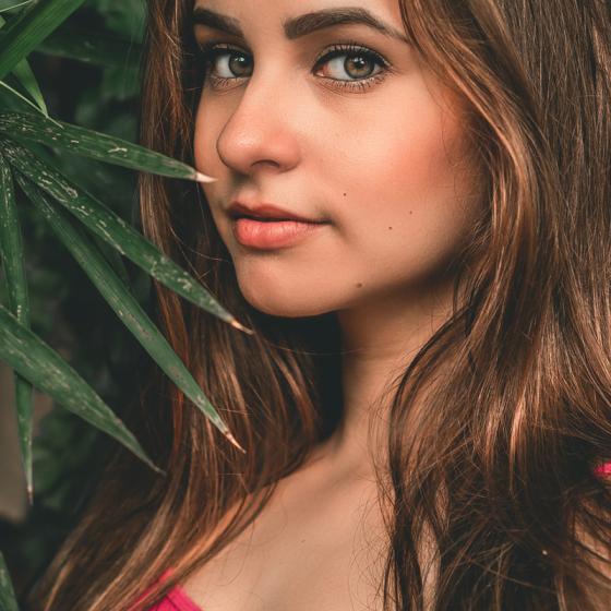 Cum machiezi tenul bronzat: culori cât mai pronunțate sau make-up natural?