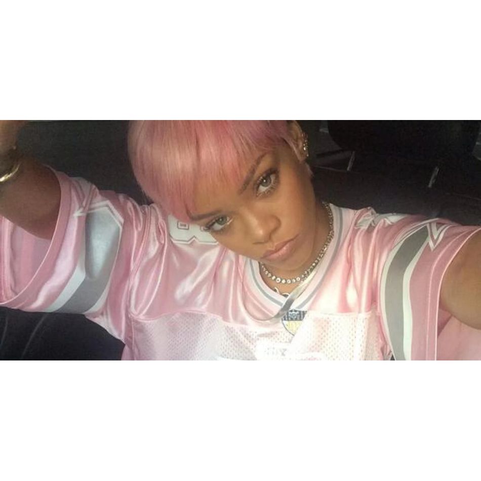 Rihanna, îmbrățișând maternitatea printr-o serie de fotografii incendiare. Imaginile au făcut furori!