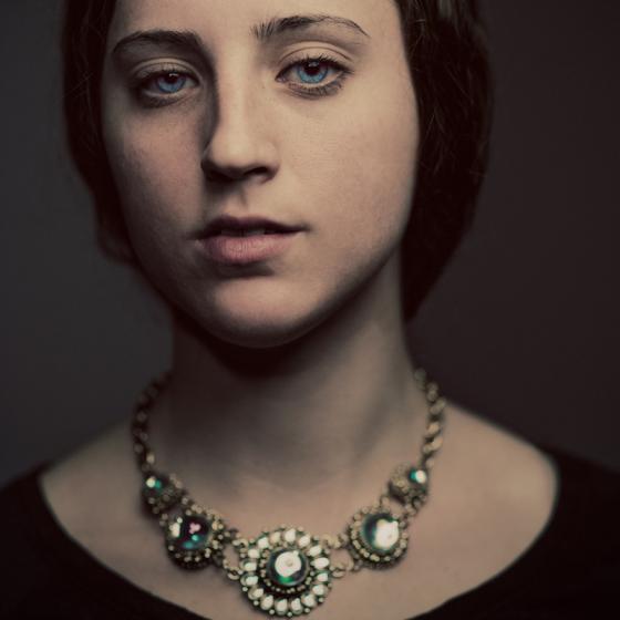 Coliere cu pietre prețioase purtate cu haine casual: aceasta e moda sezonului!