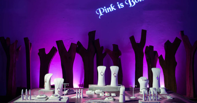 Noua colecție de bijuterii Pandora s-a lansat printr-o petrecere pink manifest