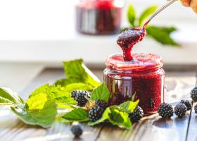 Dulceață de zmeură și mure: combinația perfectă dintre dulce și acrișor. Rețeta simplă pe care merită să o încerci