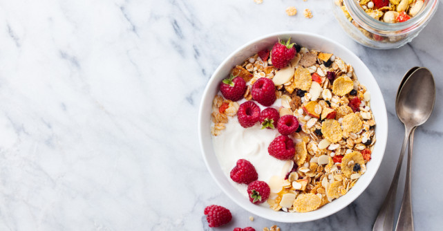 Noutăți de la Activia: Două noi sortimente de iaurt cu mix de cereale, semințe și fructe confiate 