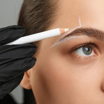 Ghidul complet pentru sprâncene perfecte, de la formă și pensat la îngrijire și machiaj 