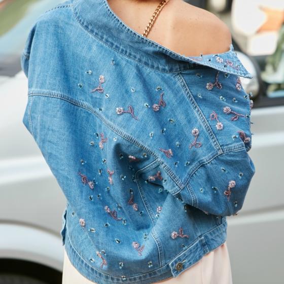 Jachetele din denim cu broderii florale - un trend de neratat