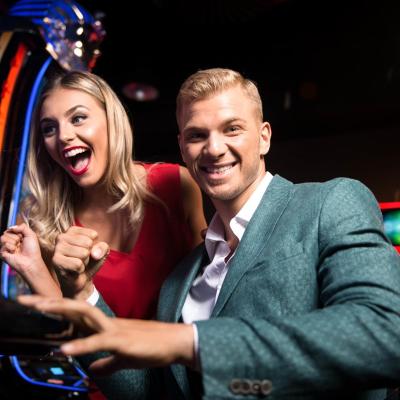 Ce îi determină pe bărbați să joace în cazinourile online mai des decât femeile?