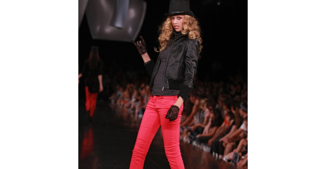 Cum se poarta pantalonii in culori neon