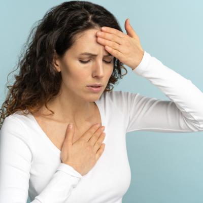 Atac de panică sau problemă cardiacă? Diferențe, semne de alarmă și investigații utile