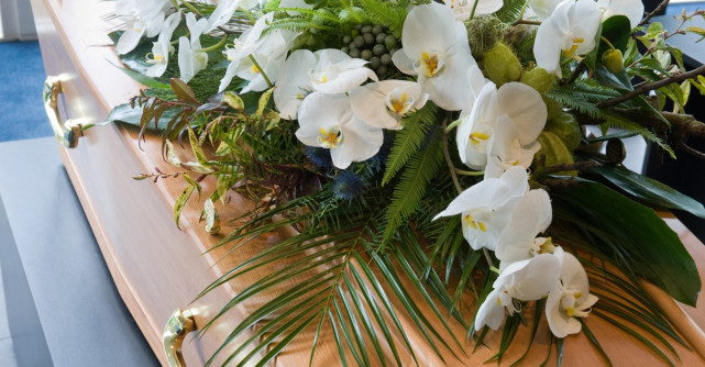 Cum să compari diferite servicii funerare pentru a găsi cea mai bună ofertă