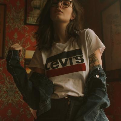 Cum porți hainele de firmă cu logo mare fără a fi kitsch