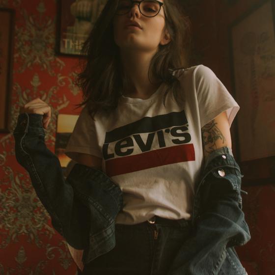 Cum porți hainele de firmă cu logo mare fără a fi kitsch