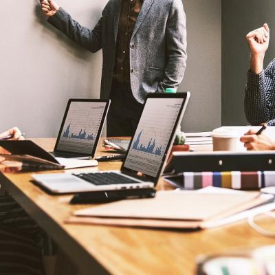 7 pași pentru a te adapta cu succes la un nou loc de muncă