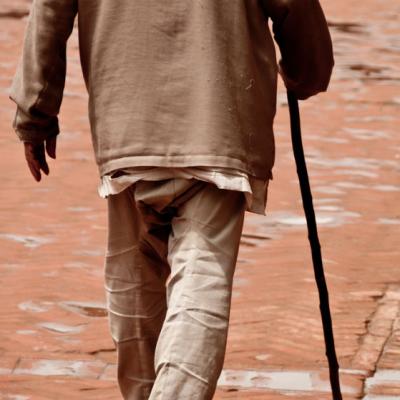 O tanara vede un batranel orb traversand strada. Nu ma asteptam sa faca asta