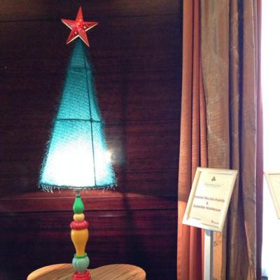 Galeriile Noblesse si Hamid Nicola Katrib reinterpreteaza Bradul de Craciun