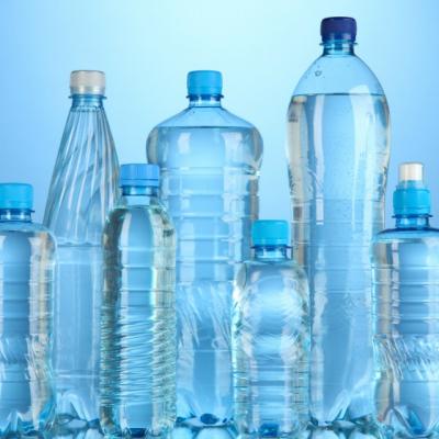 Tu recunosti semnele de pe sticla ta de apa din plastic? Adevarul te-ar putea ingrozi